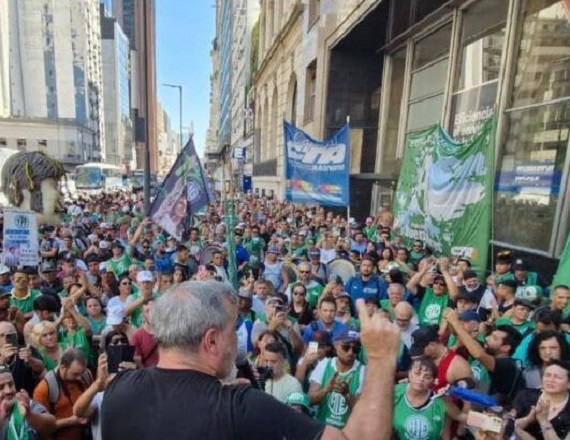 “Acá el problema que enfrentamos en la administración pública no es el Convenio Colectivo, es la industria del incumplimiento por parte del Gobierno nacional”, remarcó el Secretario General de ATE Nacional, Rodolfo Aguiar.