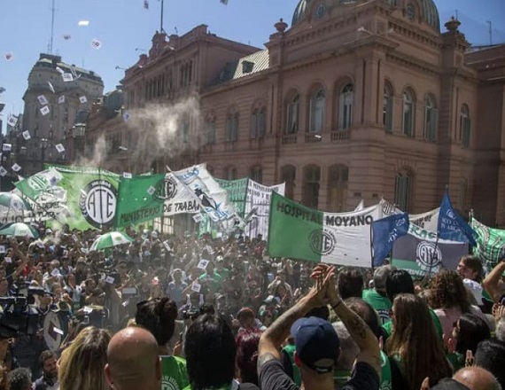 “El programa de desendeudamiento de los hogares tiene que ser urgente. Se necesita tener opciones reales de pago. Los créditos tomados han sido usurarios y, en la mayoría de los casos, son impagables”, resaltó el titular de ATE, Rodolfo Aguiar.
