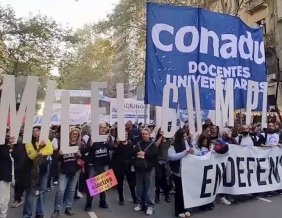 Los docentes acumulan una pérdida cercana a un tercio de su poder adquisitivo desde diciembre de 2023. Para recuperar el nivel de compra que los salarios tenían a esa fecha, se requeriría una recomposición salarial superior al 50%.