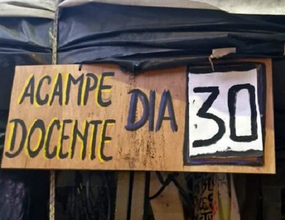 “Pueden sacar todos los decretos que quieran, pueden hacerle caso a Villegas y dictar la conciliación obligatoria, pero este conflicto se resuelve de una sola manera: con una propuesta que le dé dignidad al salario docente”, remarcó Catena.