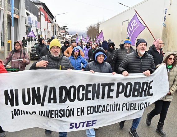 “Corresponde que la Legislatura comunique una fecha de sesión o de trabajo en Comisión para el tratamiento de los proyectos de financiamiento educativo. La docencia y la comunidad educativa esperan una respuesta”, refirió el SUTEF.