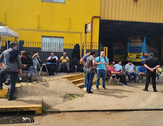 Los trabajadores de Crucero del Norte realizan retenciones de tareas en distintos puntos del país y reclaman el pago de sus salarios, además de certezas sobre la continuidad de la empresa y de sus puestos de trabajo.