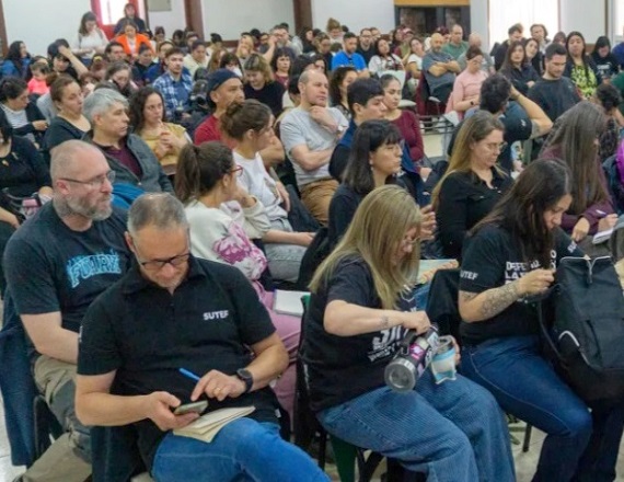 “Si tenemos familias que padecen alquileres abusivos, si no se garantizan las asistencias alimentarias, o si los trabajadores se quedan sin trabajo, hay que organizar la escuela y marchar. Luchar y nunca resignarnos”, indicó Horacio Catena.