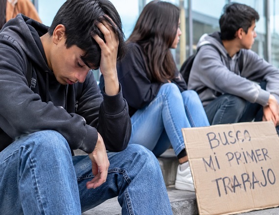 Datos del INDEC señalan que la tasa de desempleo en la población menor de 29 años duplica el promedio general y supera el 18%, mientras que la informalidad laboral en este segmento escala al 58,4%.