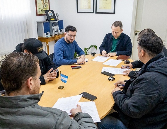 La firma contó con la presencia del Secretario de Gobierno, Gastón Díaz; y de la Comisión Directiva de SITOS; en el marco de la continuidad del diálogo que sostiene el Ejecutivo municipal con los gremios.