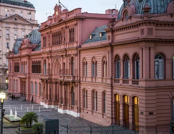 El régimen alcanzaría al personal de planta permanente de la Administración Pública Nacional centralizada (Ley 25.164) y a quienes tengan contrato por tiempo indeterminado bajo la Ley de Contrato de Trabajo.