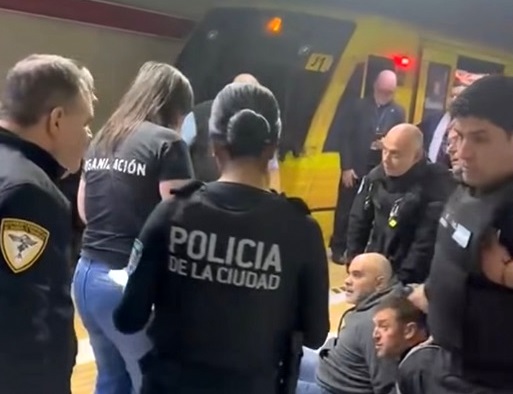 Las detenciones tuvieron lugar en la estación Juan Manuel de Rosas de la Línea B, en Villa Urquiza, donde los metrodelegados se disponían a realizar una medida de fuerza consistente en la apertura de molinetes.