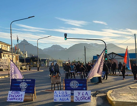 Entre los principales reclamos de los trabajadores se encuentran la recuperación de los puestos laborales, la defensa de los recursos provinciales, y la restitución de la autonomía portuaria. Foto: JCAnoticias.
