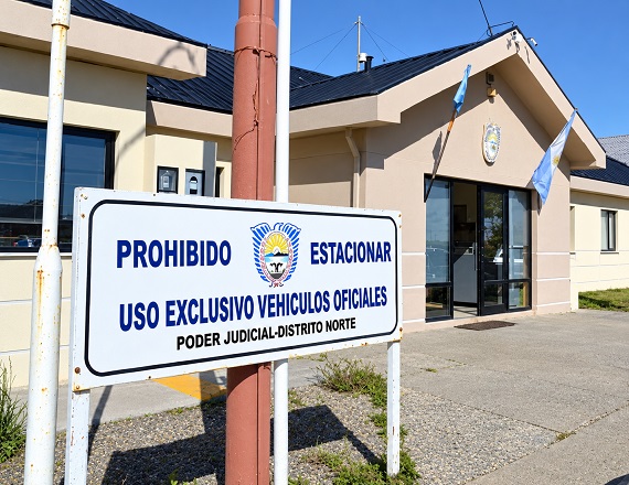 Durante el juicio quedó comprobado que el trabajador se desempeñaba como encargado y tenía personal a su cargo, por lo que le correspondía una categoría superior y, en consecuencia, un salario mayor al que venía percibiendo.