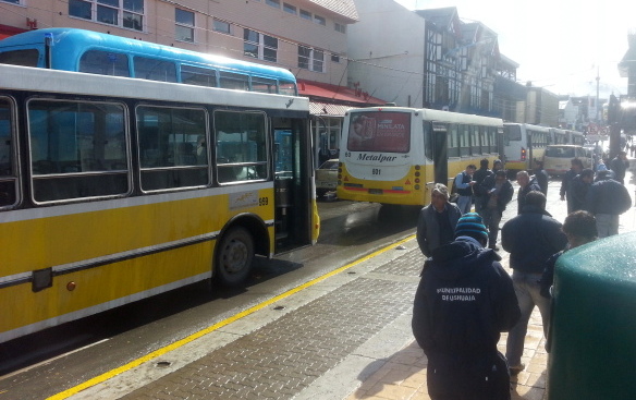 Los choferes de Autobuses Santa Fe reclamaron frente al edificio municipal