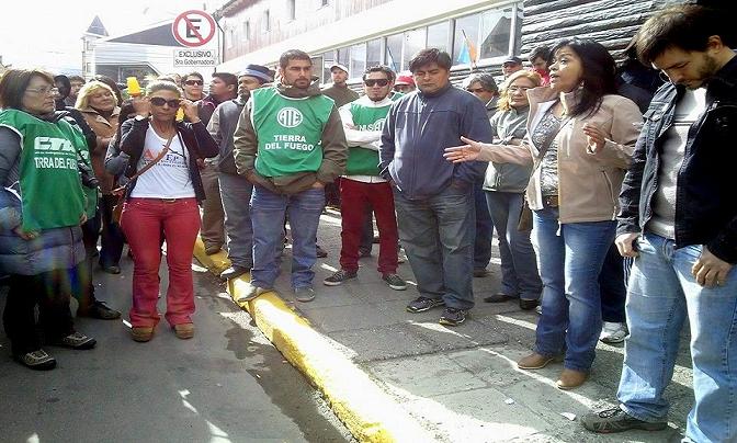 Estatales fueguinos realizan asambleas en Casa de Gobierno. Foto: AFEP
