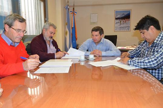 Ramón Calderón (der.) firmó un convenio con el INFUETUR  y la Cámara del sector
