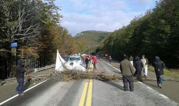 Trabajadores estatales cortan la ruta nacional Nº  3