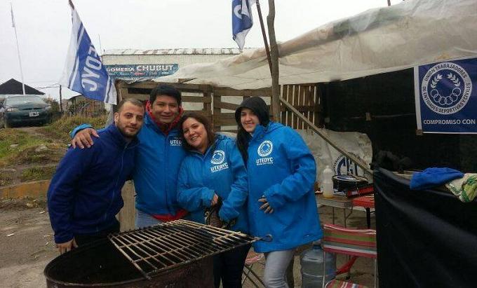 Emanuel Trentino (izq.), Secretario General de UTEDYC  en la carpa de protesta frente al CIEU