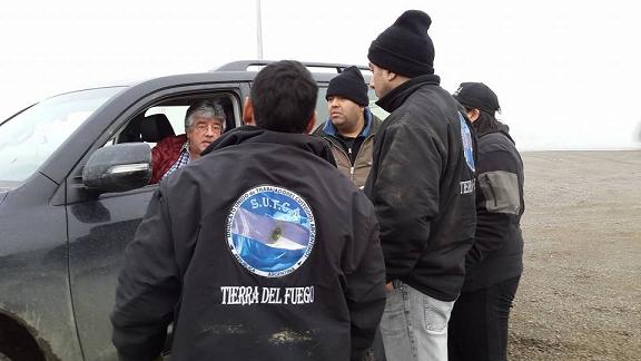 Dirigentes de SUTCA dialogando con Eddi Vargas. Foto: SUTCA