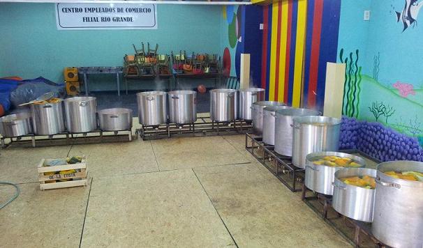 Como todos los años, el CEC prepara locro para sus afiliados. Foto de archivo