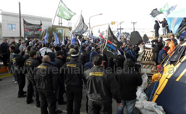El acto en Río Grande se realizó frente a la carpa que el SATSAID mantiene frente a TV Fuego
