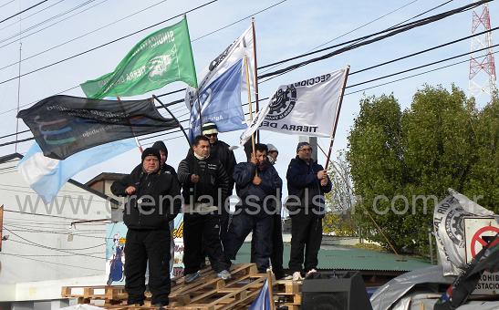 Trabajadore con banderas de SATSAID, ATE, CAMIONEROS y la UOM