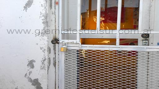 El acceso a la Delegación del MInisterio de Educacion presentaba una reja con candado