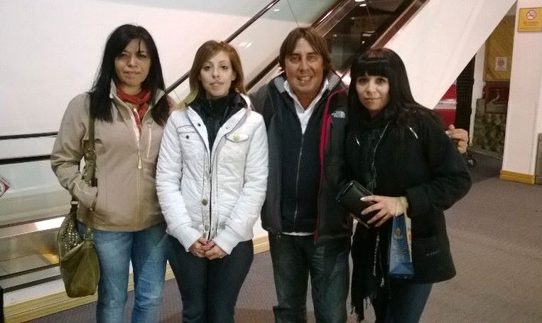 Pablo Micehli fue recibido en el aeropuerto de Ushuaia por Silvia Paredes (izq.)