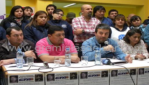 Horacio Catena (micrófono en mano), candidato a Secretario General por la Lista Nº 2