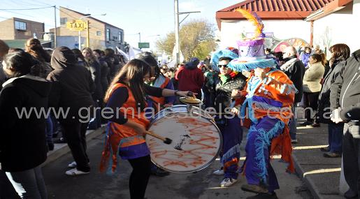 la murga Los Vientosos se sumó al reclamo en el Hospital de Río Grande