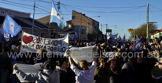 Los trabaajdore del Hospital se expresaron mostrando banderas con reclamos