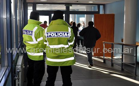 Policias en el interior del Hospital, afuera la gente con sus reclamos