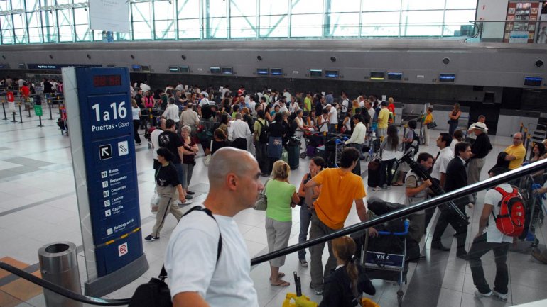 Vuelos demorados y algunos cancelados por paro de pilotos