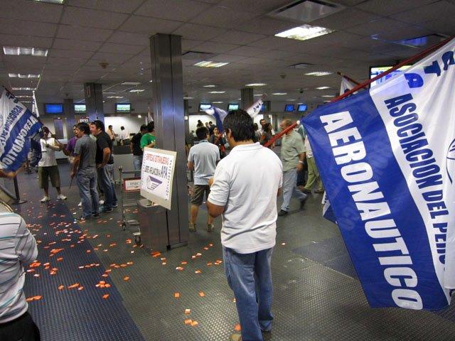 Trabajadores de Aerolíneas Argentinas podrían iniciar medidas de fuerza