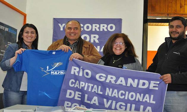 Mario Camino (izq.) respaldando la Maratón