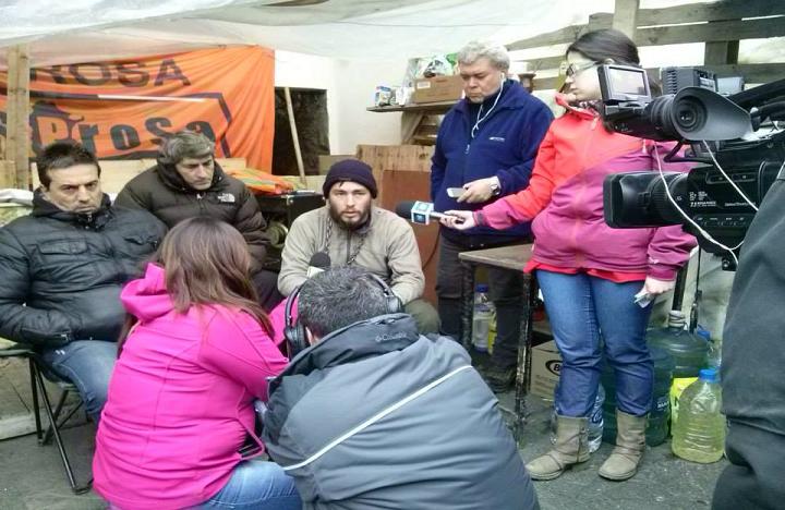 Dirigentes de SUTEF y AFEP dieron una conferencia de prensa en la carpa ubicada en Casa de Gobierno