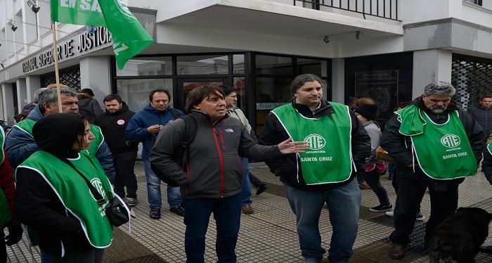 Dirigentes de la CTA Autónoma y de ATE Santa Cruz, frente a los tribunales de Río Gallegos