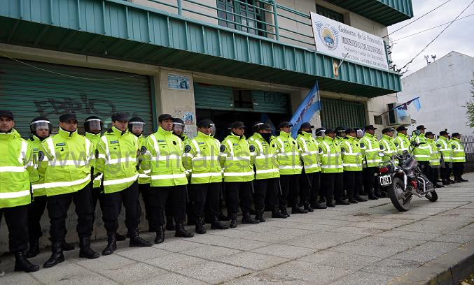 Unos 50 policías formaron un doble cordón en la vereda de Rentas