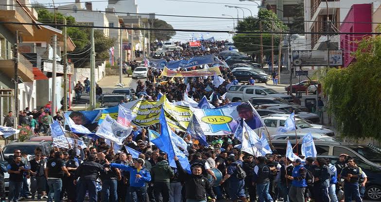 Los petroleros marcharon por las calles céntricas Comodoro Rivadavia. Foto: Prensa SPGPCh