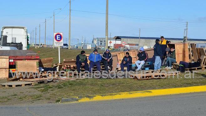 Camioneros se manifestó en distintos puntos de la ciudad. La imagen es a la vera de la ruta 3