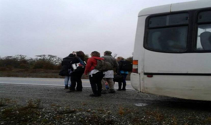 Tras romperse el colectivo, docentes fueguinos a la intemperie esperando un nuevo móvil