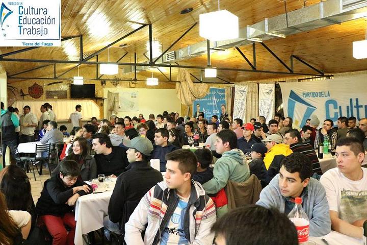 Velázquez compartió un encuentro con trabajadores de Ushuaia