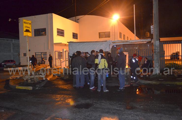 Trabajadores metalúrgicos mantienen piquetes en los accesos a las plantas fabriles en Río Grande