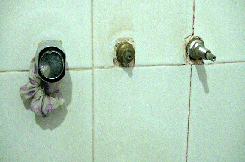 Duchas sin grifería en las Cabañas del Pipo en Ushuaia   