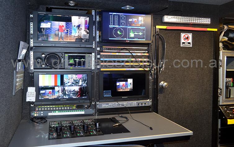 Imagen interior de la Unidad Móvil Satelital del SATSAID 