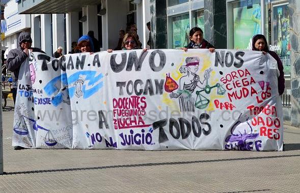 Docentes de Río Grande se manifestaron en la intersección de San Martín y Belgrano, en el marco de la jornada de desobligación