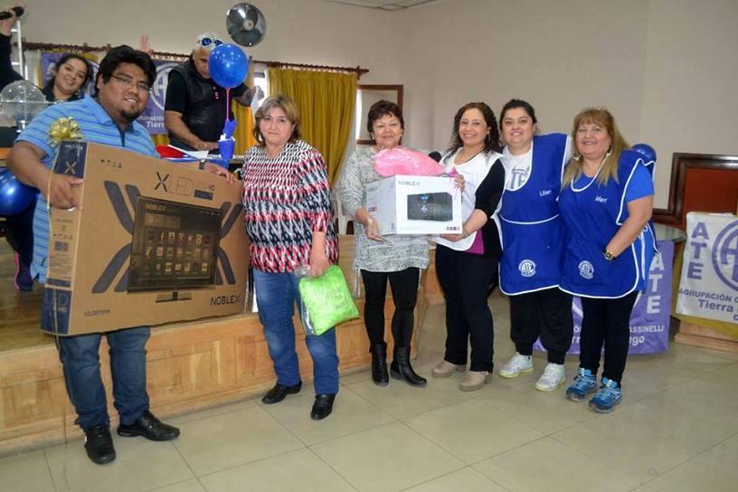 Importantes premios se entregaron en el bingo por el Día de la Madre que organizó ATE
