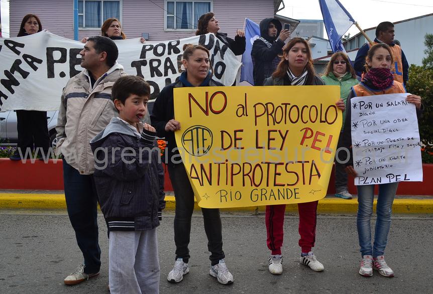 Trabajadores estatales rechazan el protocolo antiprotesta.