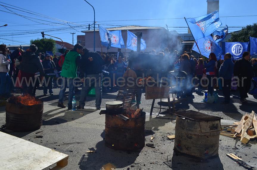 SUTEF, ATE, ATSA,  y otros sectores frente a la Delegación de la Legislatura.