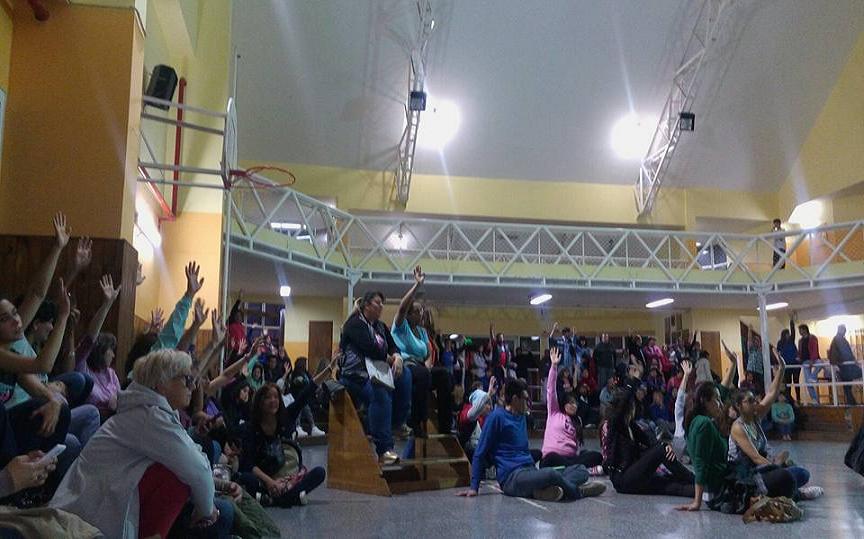 Docentes de Río Grande realizaron una asamblea en la Escuela Nº 20.