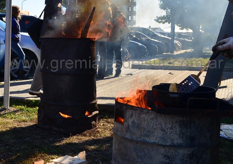No faltaron las tortas fritas en la fría mañana de martes en Río Grande. 