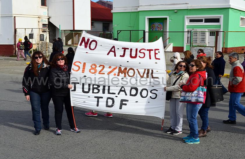 Los jubilados también marcharon por las calles de Río Grande.