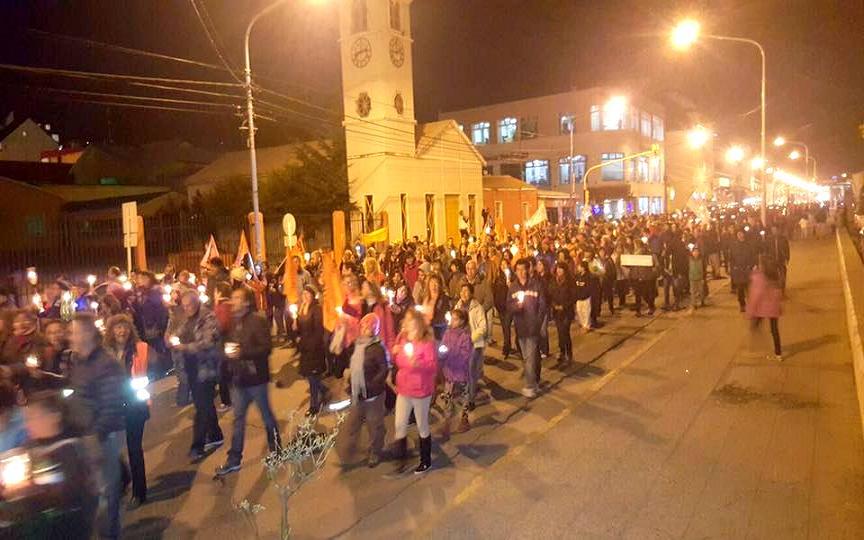 Tras la asamblea se realizó una imponente marcha de antorchas por las calles de Ushuaia.