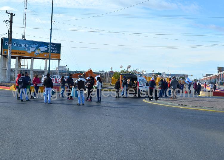 En Río Grande trabajadores estatales realizan piquetes en distintos puntos de la ciudad.
